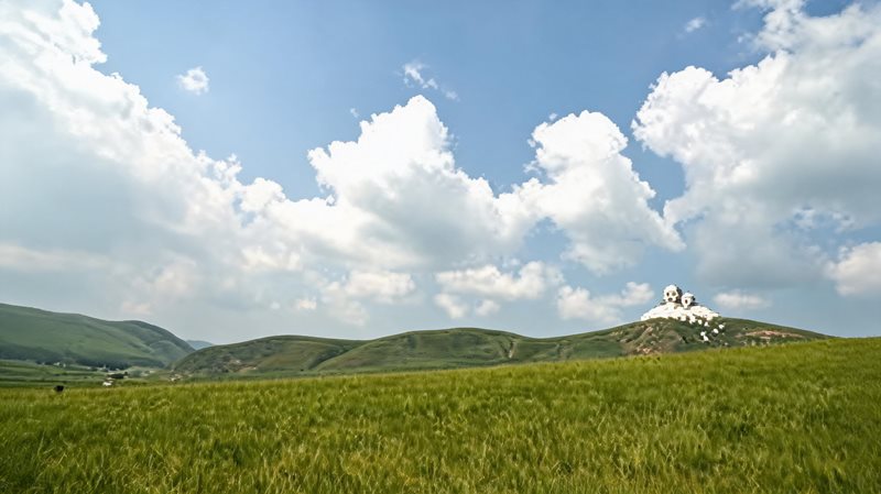 敖包相会可汗山草原